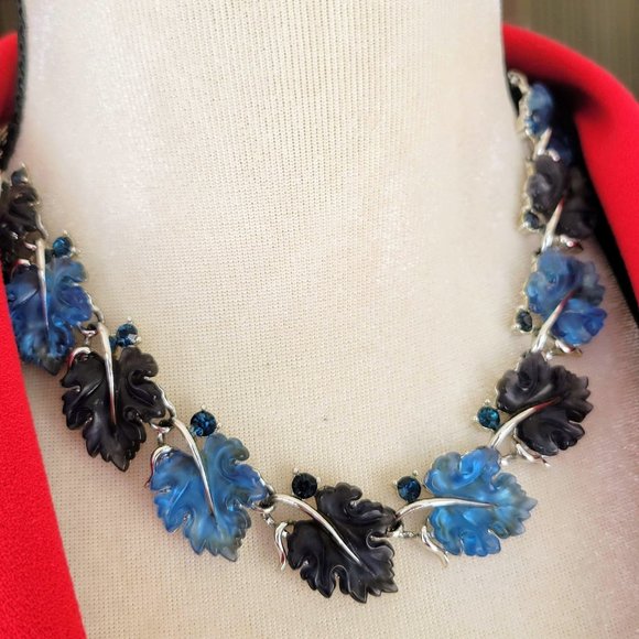 Vintage Lisner Shades of Blue Molded Glass Oak Leaves and Rhinestone Necklace - Picture 4 of 10